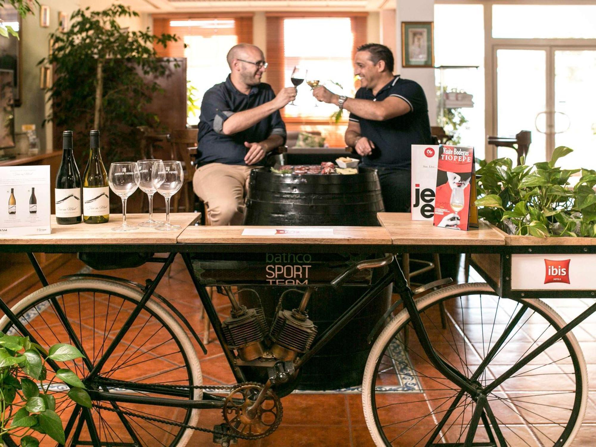ホテル Ibis Jerez De La Frontera Cadiz エクステリア 写真